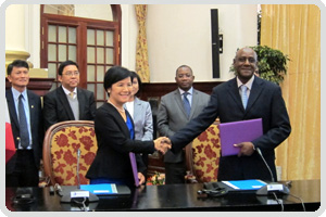 2013-06-19: GIT signed MOU with The Gemology and Lapidary Centre of Nampula, Mozambique