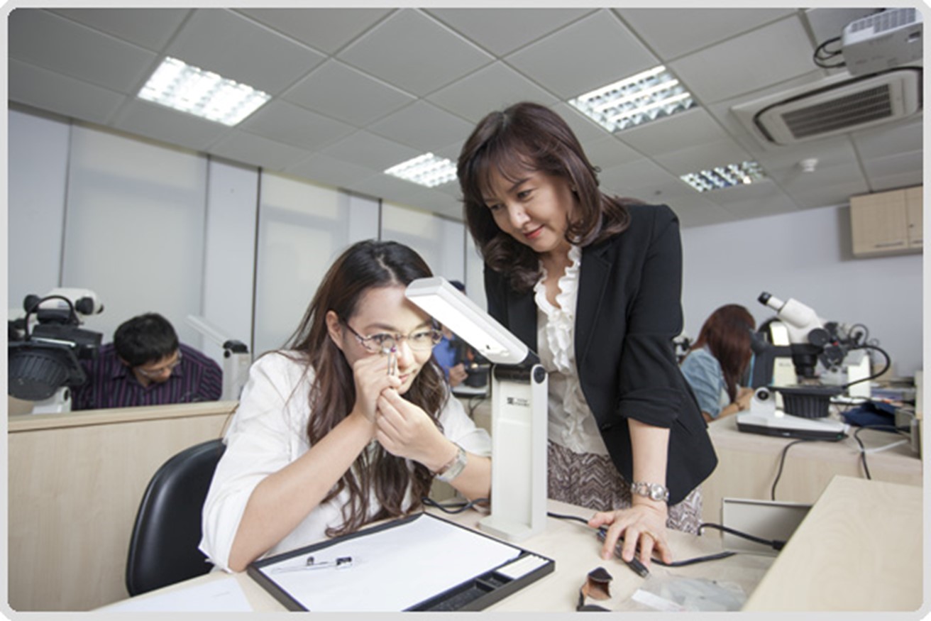 หลักสูตรประกาศนียบัตรนักอัญมณีศาสตร์ (FGA - Gemmologist Diploma Program)
